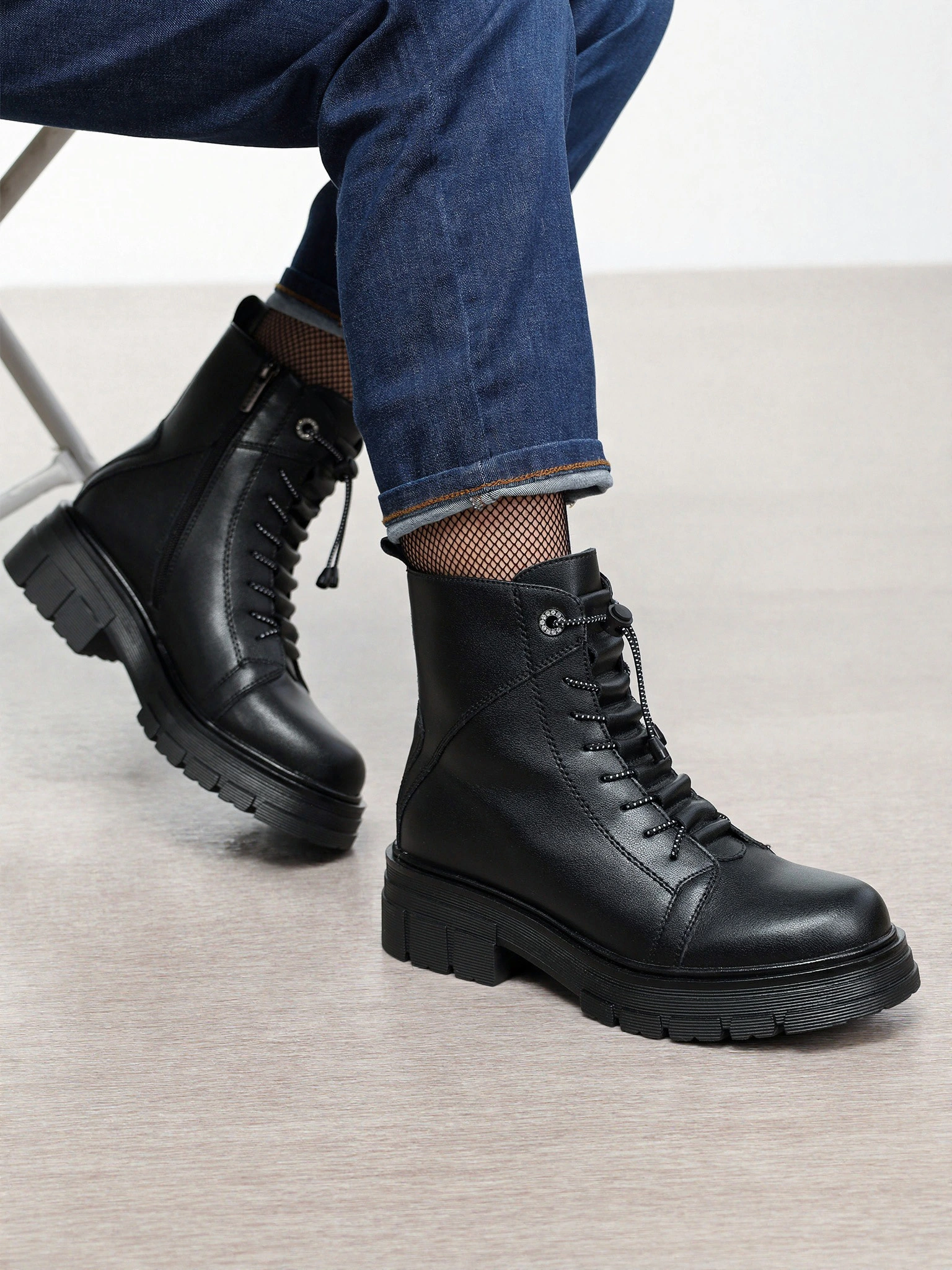 Ботинки черного цвета на рельефной подошве